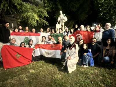 ...che i giovani affiancano tra di loro per scattare foto ricordo  che hanno il gusto del dialogo e dell�integrazione 